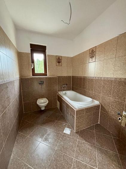 Casă individuală cu 8 camere cu Canalizare în Ion Creangă