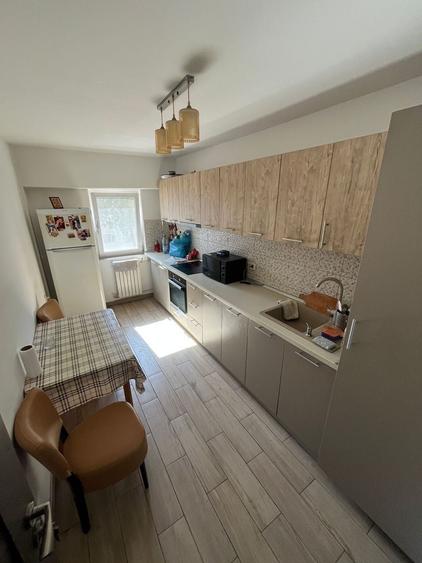 Apartament cu 4 camere decomandat, mobilat în Trocadero