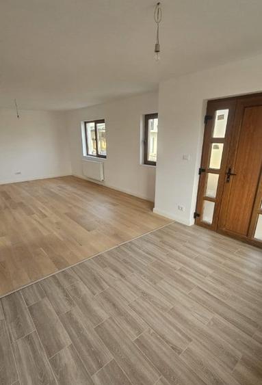 Casa / Vila ( P + 1 ) De Vanzare Zona Burdujeni - 13