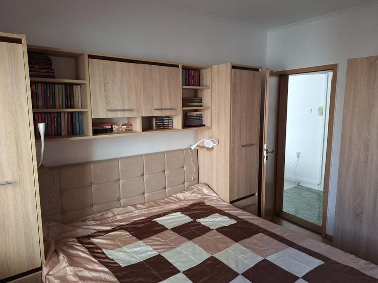 Apartament cu 3 camere semidecomandat în Cetate