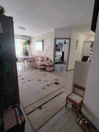 Apartament cu 3 camere semidecomandat în Florești