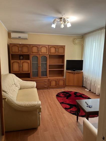 Casă cu 2 camere decomandat în Titan