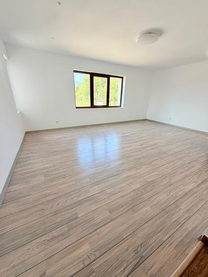 Casă individuală cu 5 camere cu Garaj în Periferie