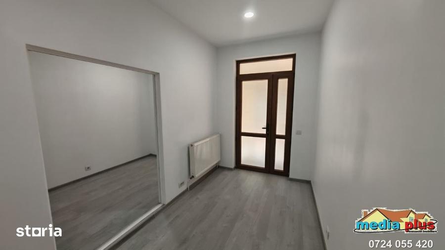 Casă cu 5 camere cu Teren 700 Mp în Piața Centrală