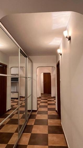 Apartament cu 3 camere decomandat în Tineretului