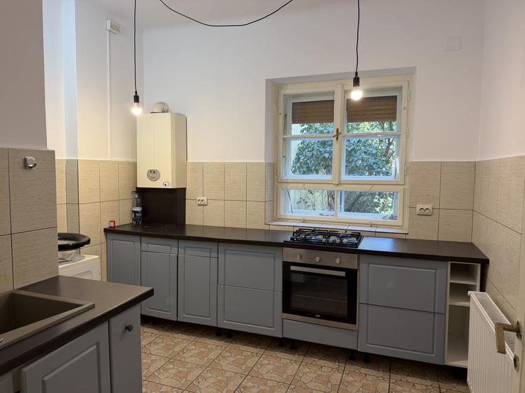 Apartament cu 3 camere decomandat, mobilat în Ultracentral
