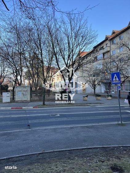 Apartament cu 4 camere decomandat în Tineretului