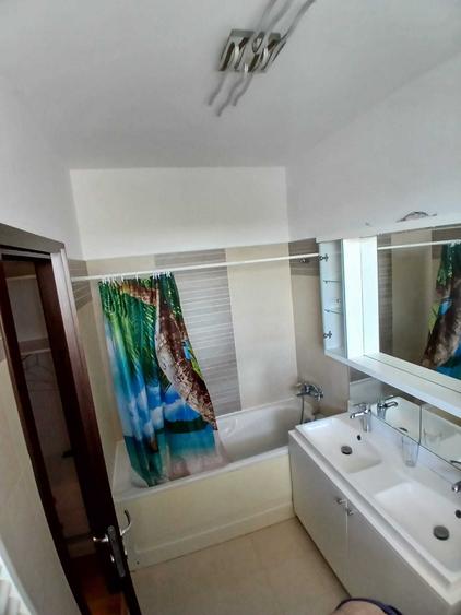 Apartament cu 4 camere decomandat în Est
