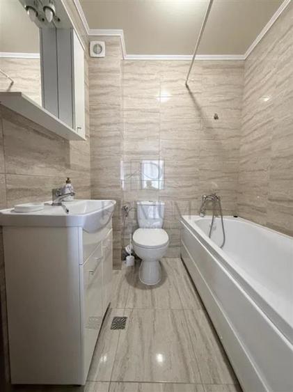 Apartament cu 3 camere semidecomandat în Lipovei