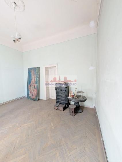 Apartament cu 3 camere semidecomandat în Victoriei