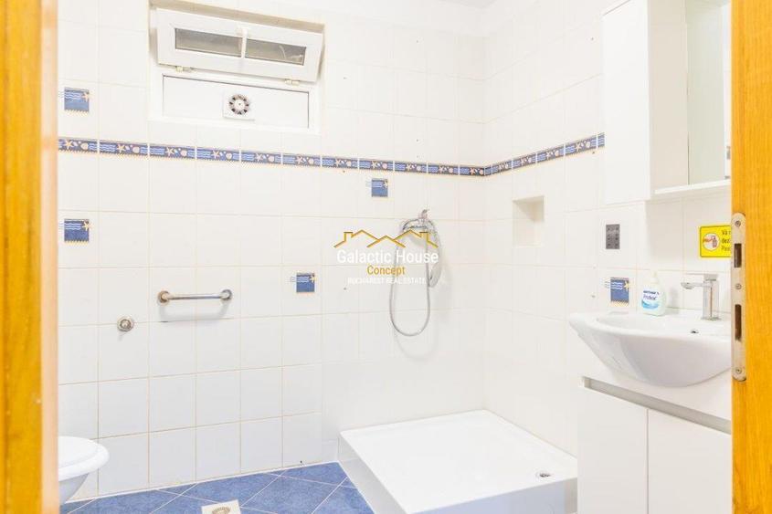 Casă cu 12 camere cu Teren 350 Mp în Central