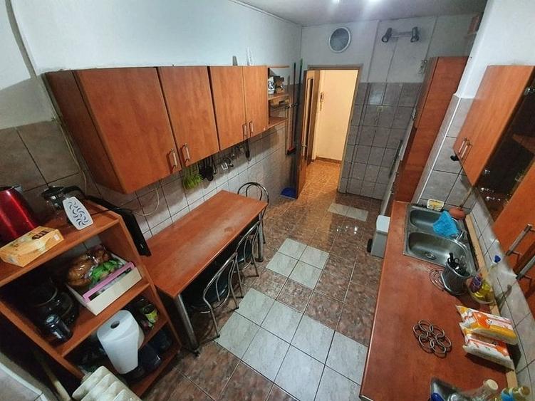Apartament cu 4 camere semidecomandat în Berceni
