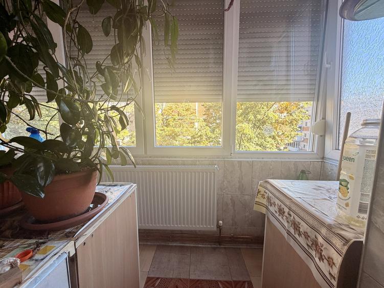 Apartament cu 3 camere semidecomandat în Aradului