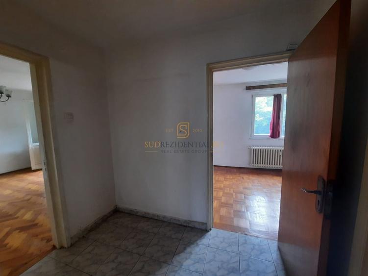 Apartament cu 3 camere semidecomandat în Berceni
