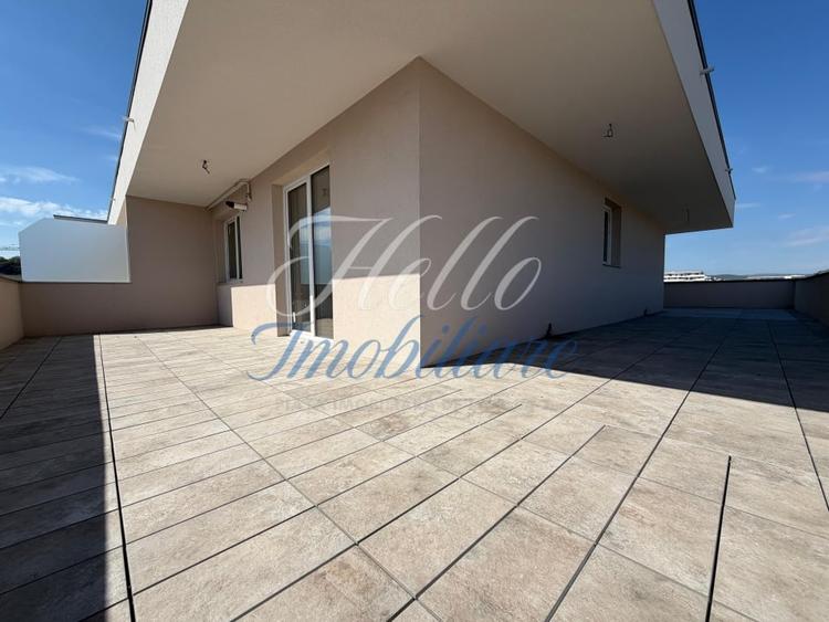 Penthouse cu 3 camere semidecomandat în Florești