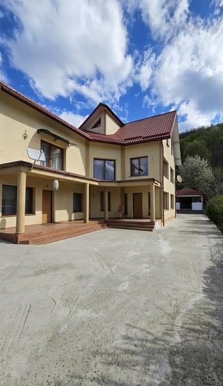 Casă cu 6 camere cu Teren 427 Mp în Central