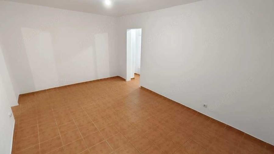 Apartament cu 4 camere semidecomandat în Turda