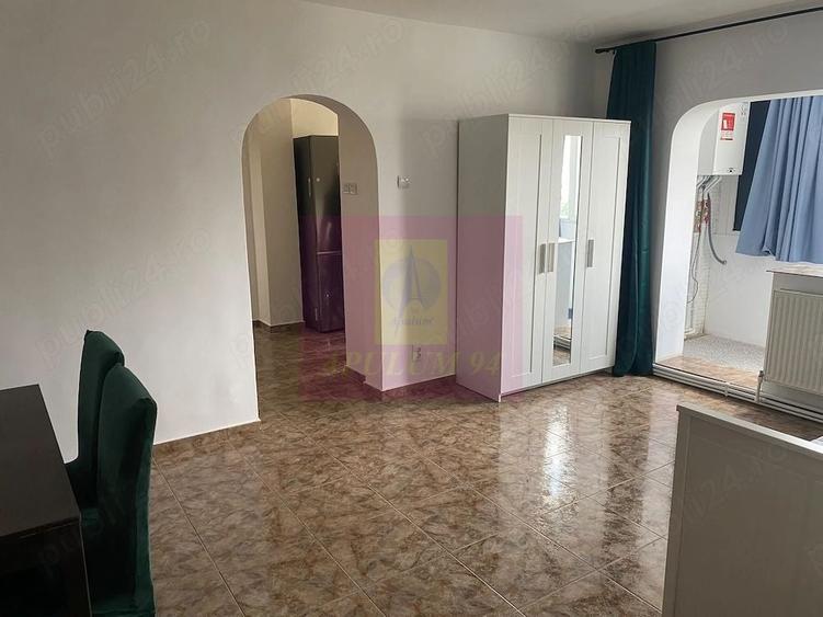 Apartament cu 4 camere semidecomandat în Văcăresti