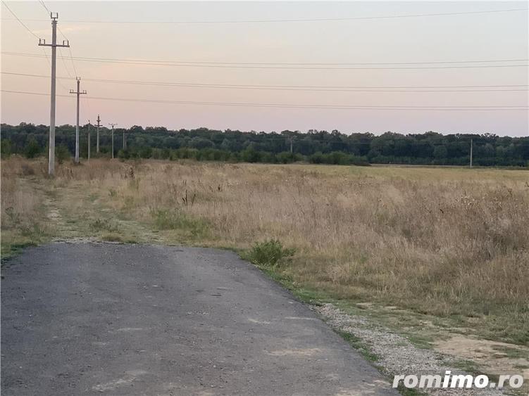 Teren de 2250 mp, în Periș