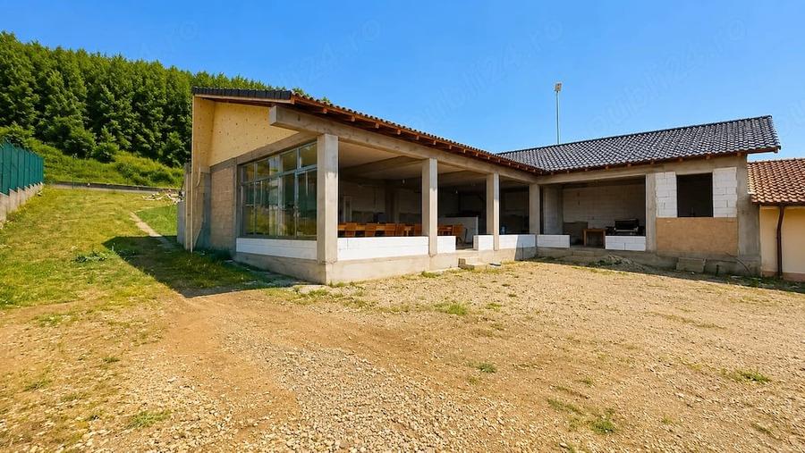 Casă cu 11 camere cu Teren 2100 Mp în Central