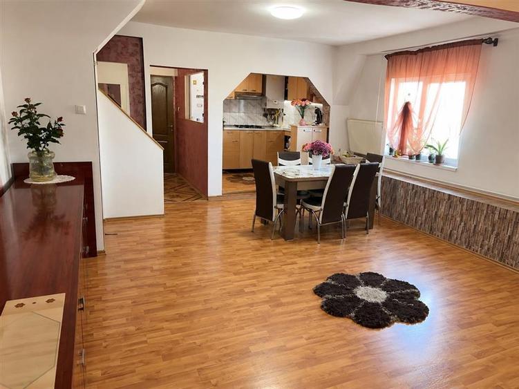 Apartament cu 3 camere semidecomandat în Cedonia