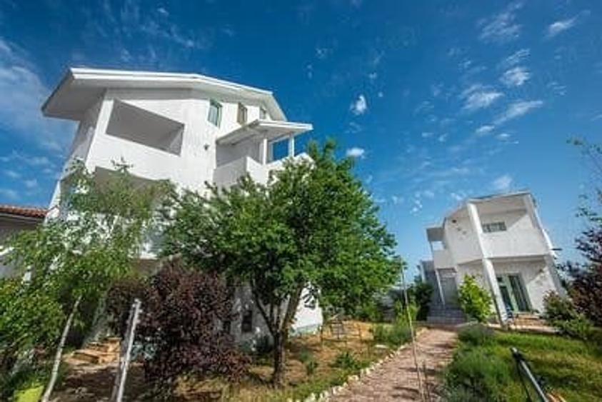 Casă cu 11 camere cu Teren 1100 Mp în Central