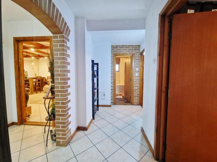 Apartament cu 4 camere decomandat în Est