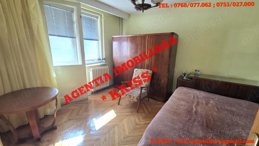 Apartament cu 4 camere decomandat în Teilor
