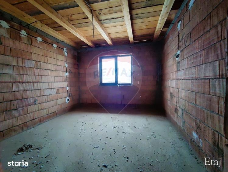 Casă cu 4 camere cu Teren 300 Mp în Central