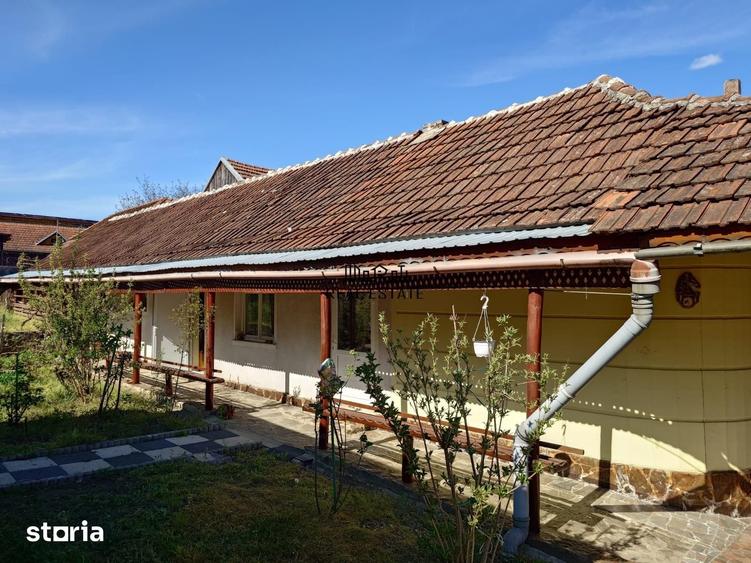 Casă cu 9 camere cu Teren 2339 Mp în Central