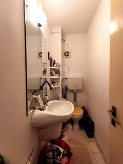 Apartament cu 3 camere semidecomandat în Dâmbovița