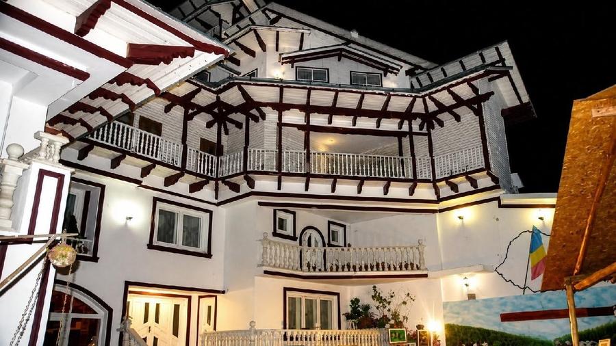 Casă individuală cu 35 camere cu Teren 1360 Mp în Central