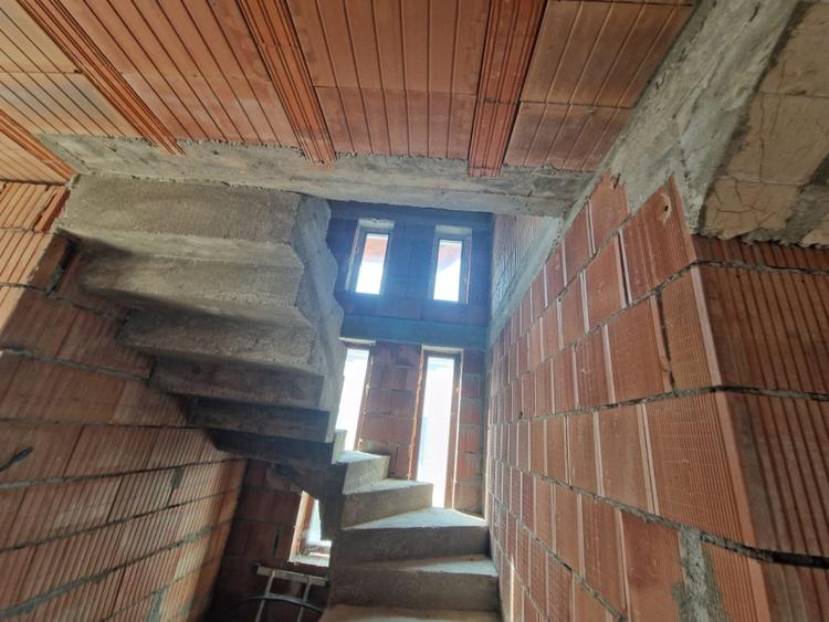 Casă cu 5 camere cu Teren 500 Mp în Șura Mare