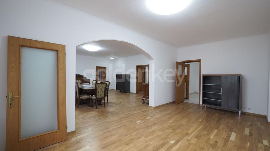 Apartament cu 9 camere decomandat în Aviatorilor