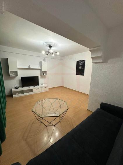 Apartament cu 3 camere decomandat în Micro 20
