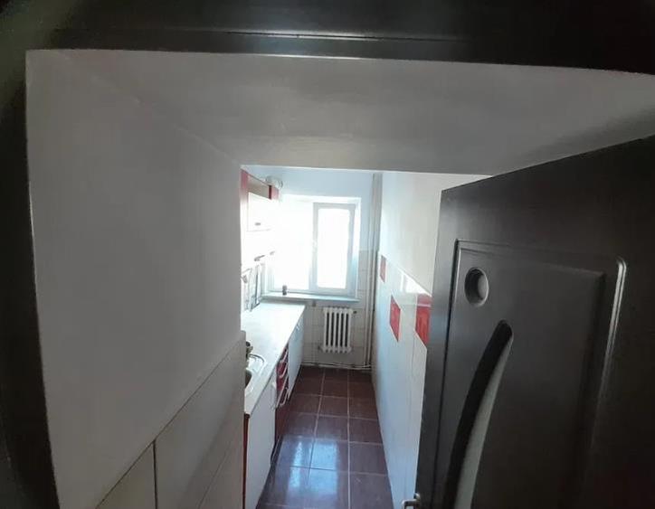 Apartament cu 3 camere semidecomandat în Mircea cel Bătrân