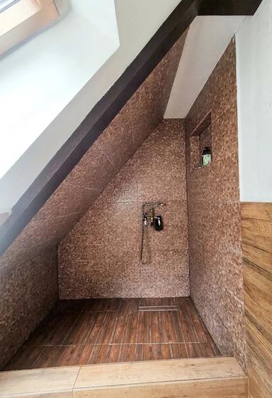 Casă cu 5 camere cu Teren 1578 Mp în Poiana Horea