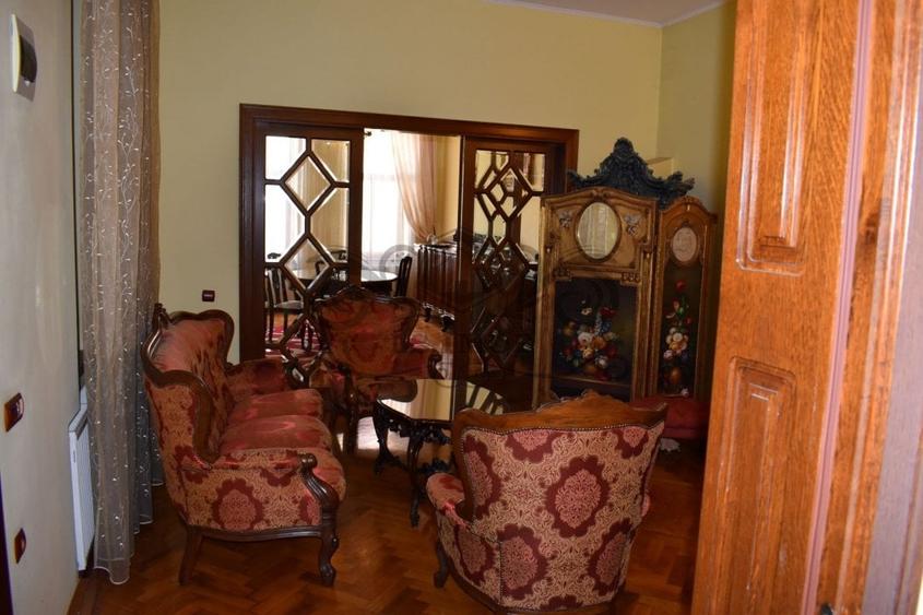 Casă individuală cu 9 camere cu Canalizare în Centrul Istoric