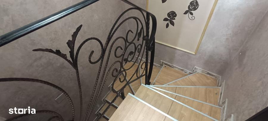 Casă cu 10 camere cu Teren 1274 Mp în Calea București