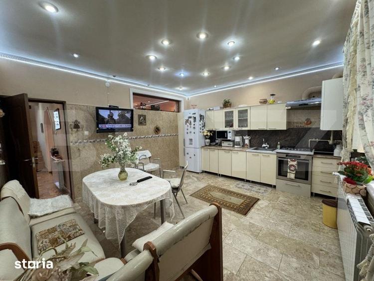 Casă cu 9 camere cu Teren 303 Mp în Central
