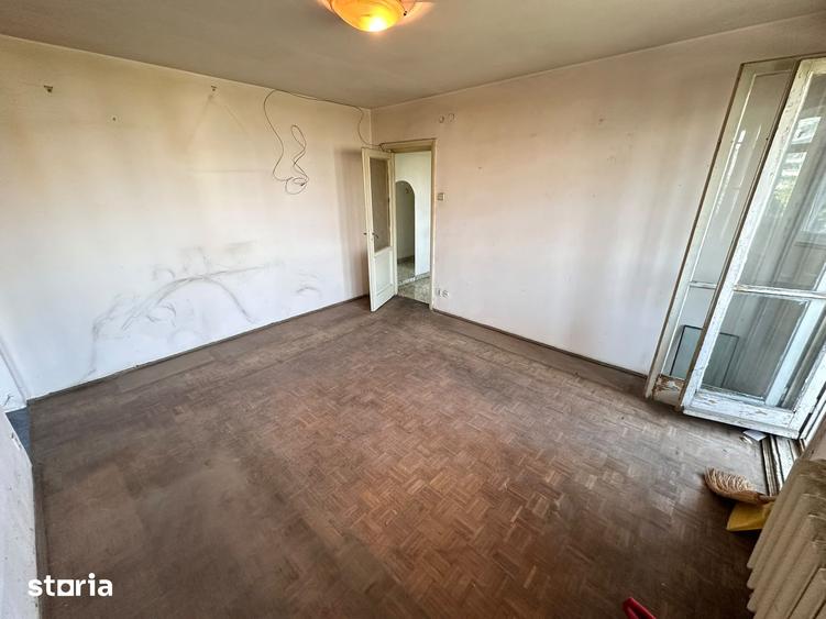 Apartament cu 3 camere semidecomandat în Crângași