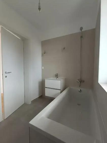 Apartament cu 3 camere decomandat în Sisești