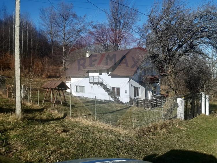 Casă cu 7 camere cu Teren 3580 Mp în Tohănița