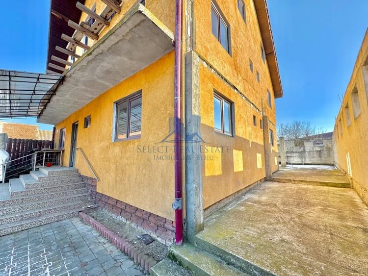 Casă individuală cu 12 camere cu Canalizare în Cristian