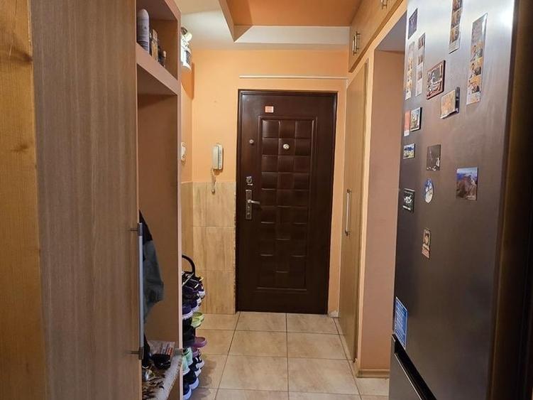 Apartament cu 2 camere semidecomandat în Craiovița Nouă