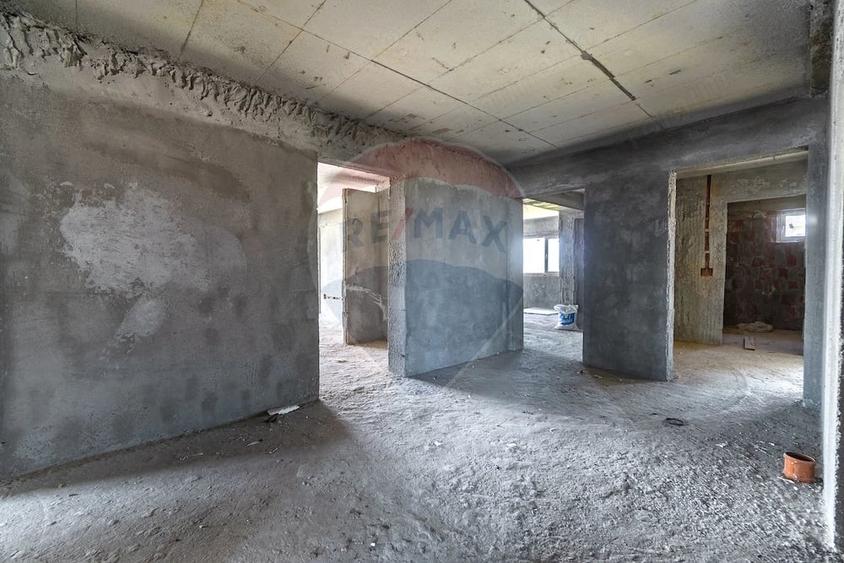 Casă cu 3 camere cu Teren 1707 Mp în Central