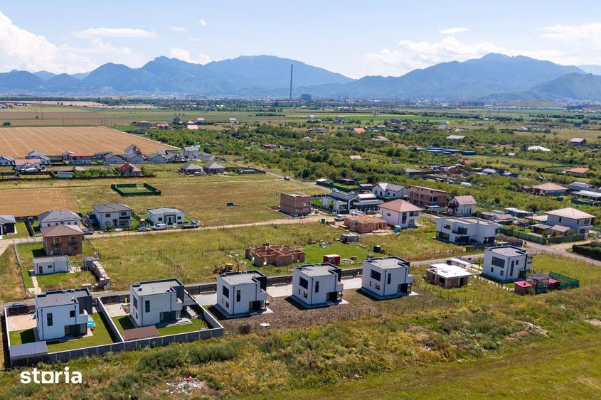 Casă cu 5 camere cu Teren 500 Mp în Noua