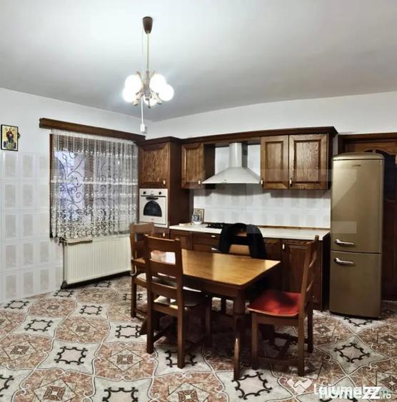 Casă cu 7 camere cu Teren 1178 Mp în Central
