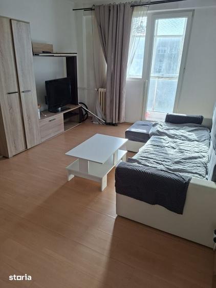 Apartament cu 3 camere semidecomandat în Militari