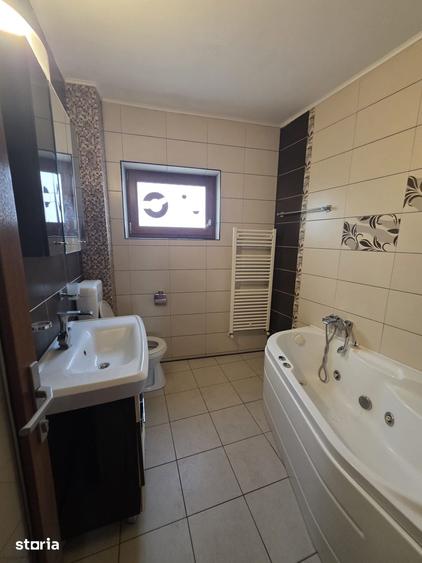 Casă cu 8 camere cu Teren 350 Mp în Dobroești